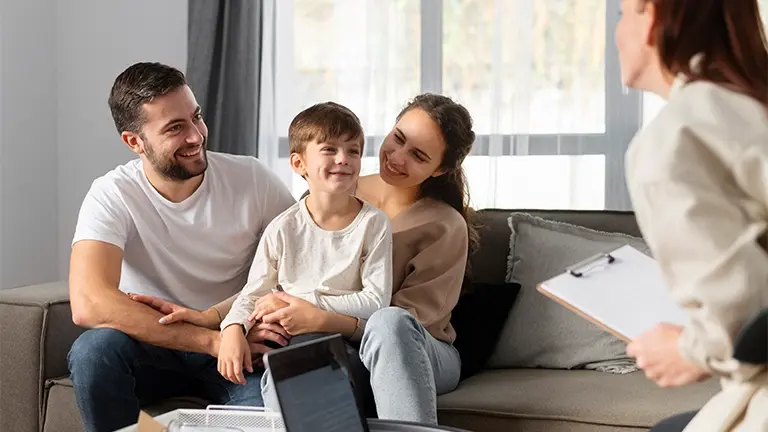 Pareja revisando opciones de préstamo familiar desde casa junto a su hijo.